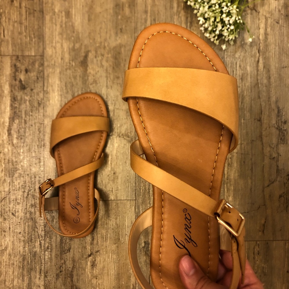 🥰🌺 NEW Classic Tan Sandals 🌺